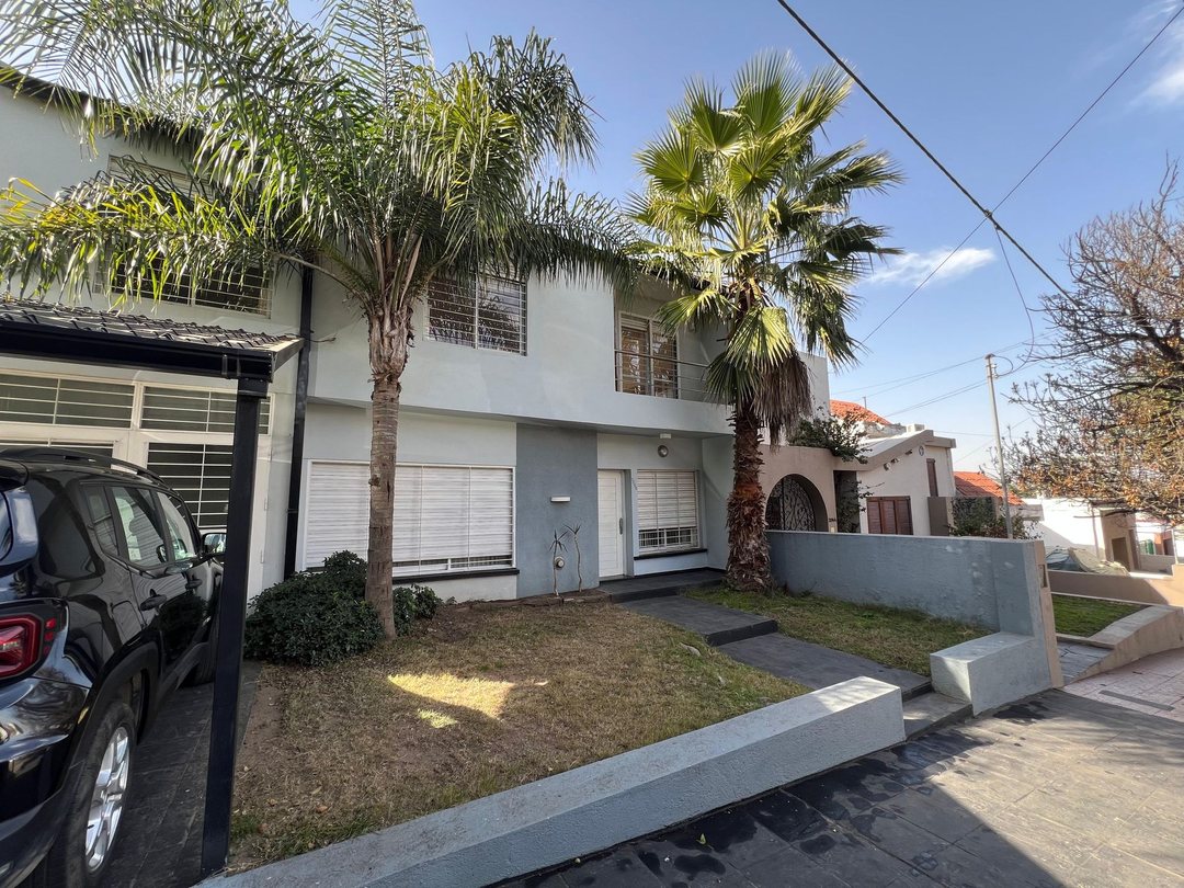 VENTA CASA 4 DORMITORIOS B° VILLA CABRERA CORDOBA