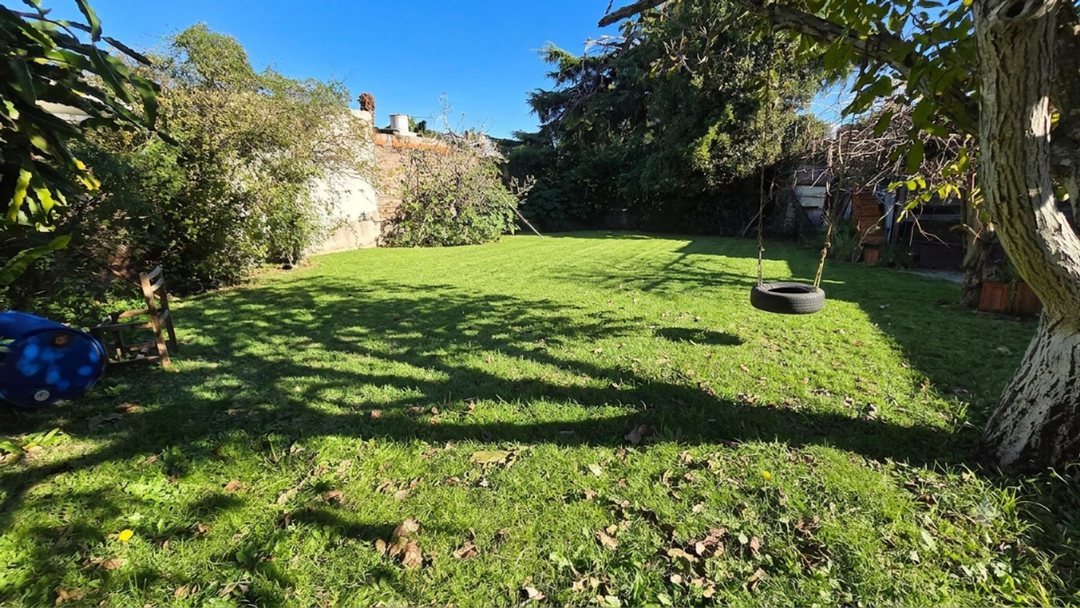 VENTA CASA 4 AMBIENTES CON AMPLIO TERRENO QUILMES