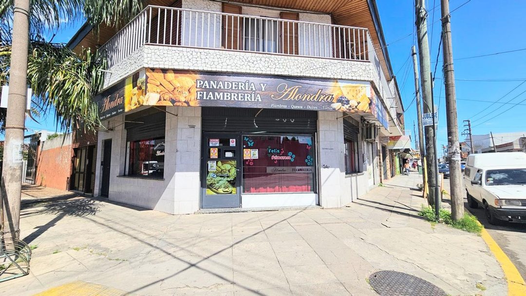 VENTA LOCAL 76M2 PB EN ESQUINA LUZURIAGA CASANOVA
