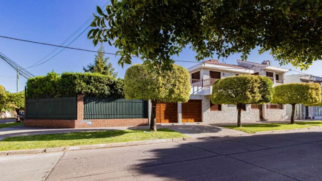 CASA EN VENTA 3 DORMITORIOS PILETA/JARDIN/COCHERA