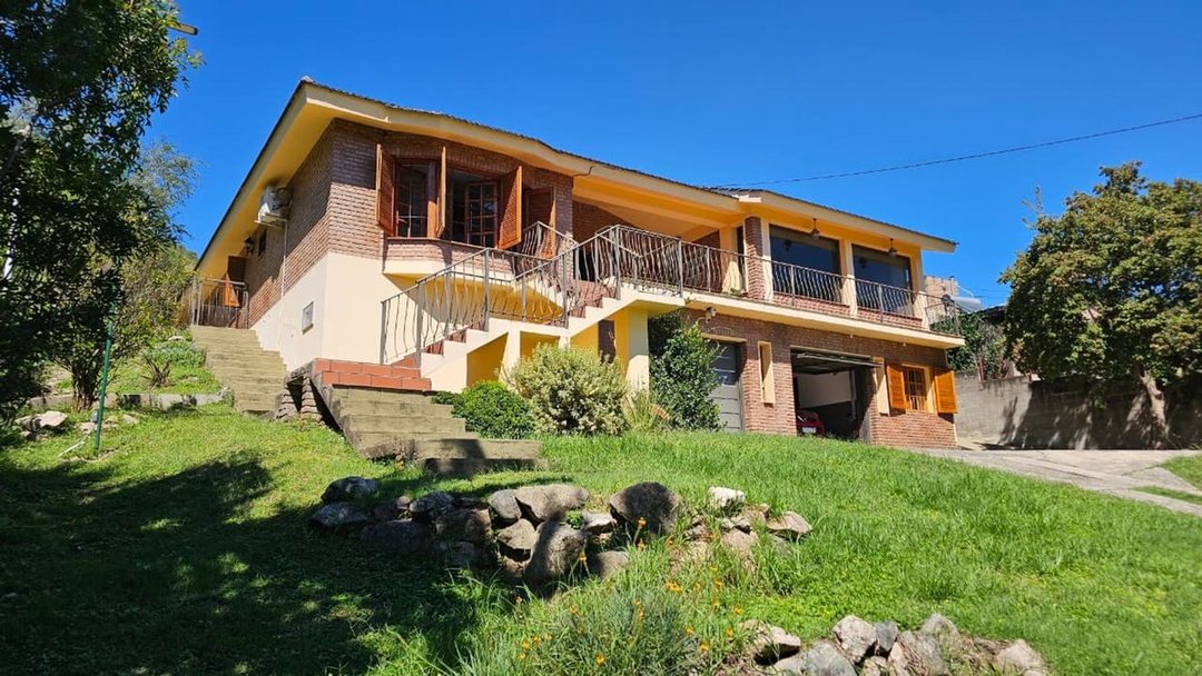 VENTA CASA EN VILLA CARLOS PAZ 4 DORM Y PILETA