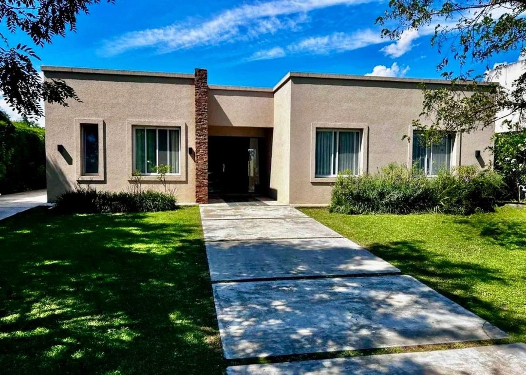 VENTA CASA 5 AMBIENTES Y PILETA CANTON NORTE