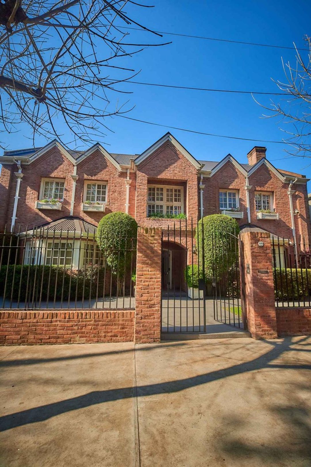 CASA 7 AMBIENTES PILETA Y COCHERA EN QUILMES VENTA