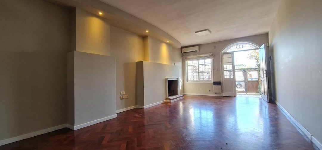 VENTA CASA TIPO TRIPLEX 4 AMBIENTES QUILMES CENTRO