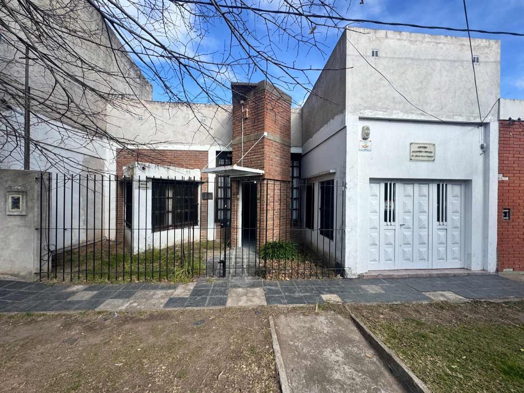 CASA 3 DORMITORIOS CON COCHERA Y PARQUE EN TOLOSA