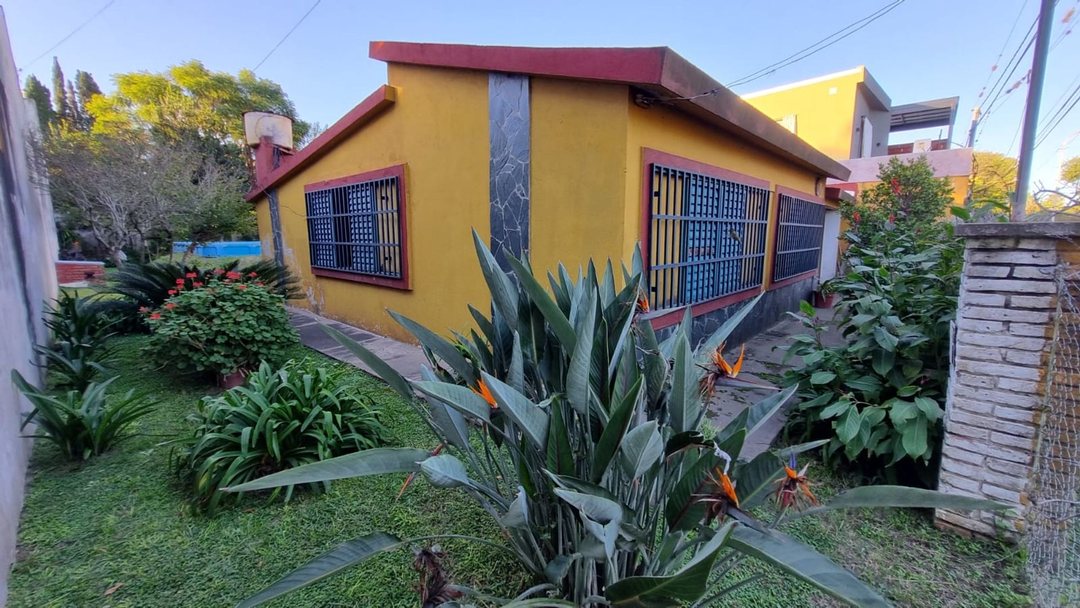 CASA 2 DORMITORIOS VENTA PARQUE VERNAZZA P. ESTHER