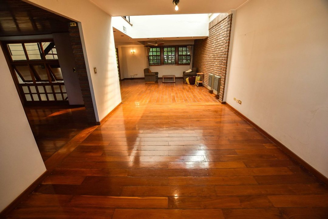 CASA EN VENTA 3 DORMITORIOS ESTUDIO PERMUTA BASTO