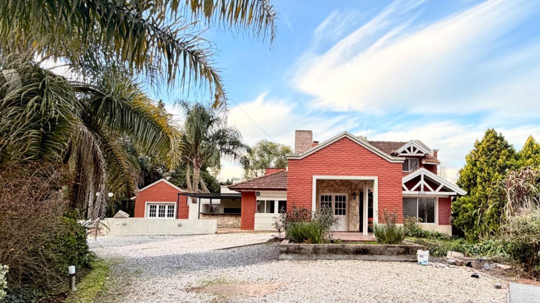 CASA EN VENTA - “EL RODEO” 4 DORMITORIOS PILETA