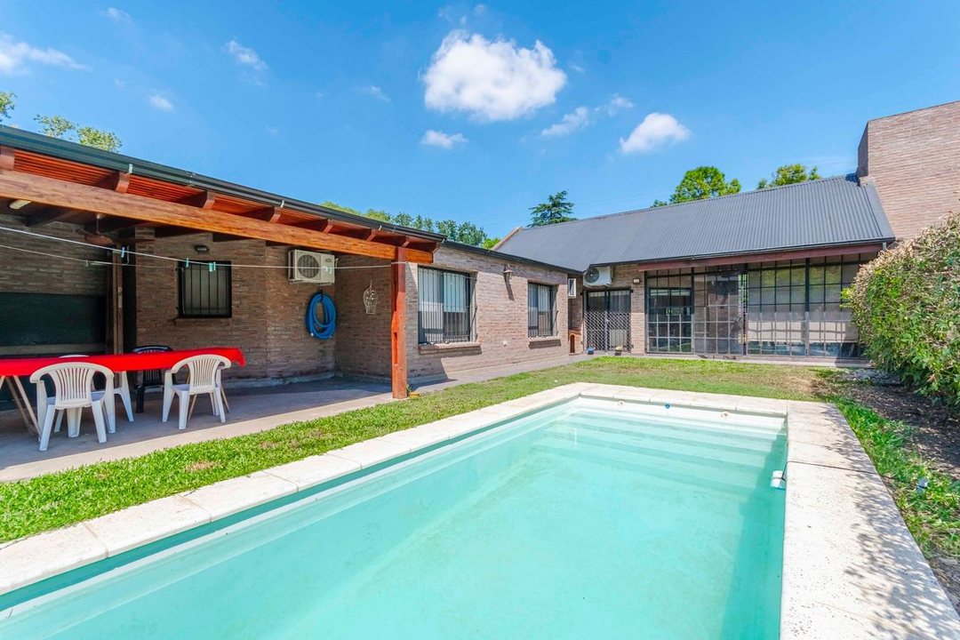 VENTA CASA 3 DORMITORIOS CON PILETA ROLDAN