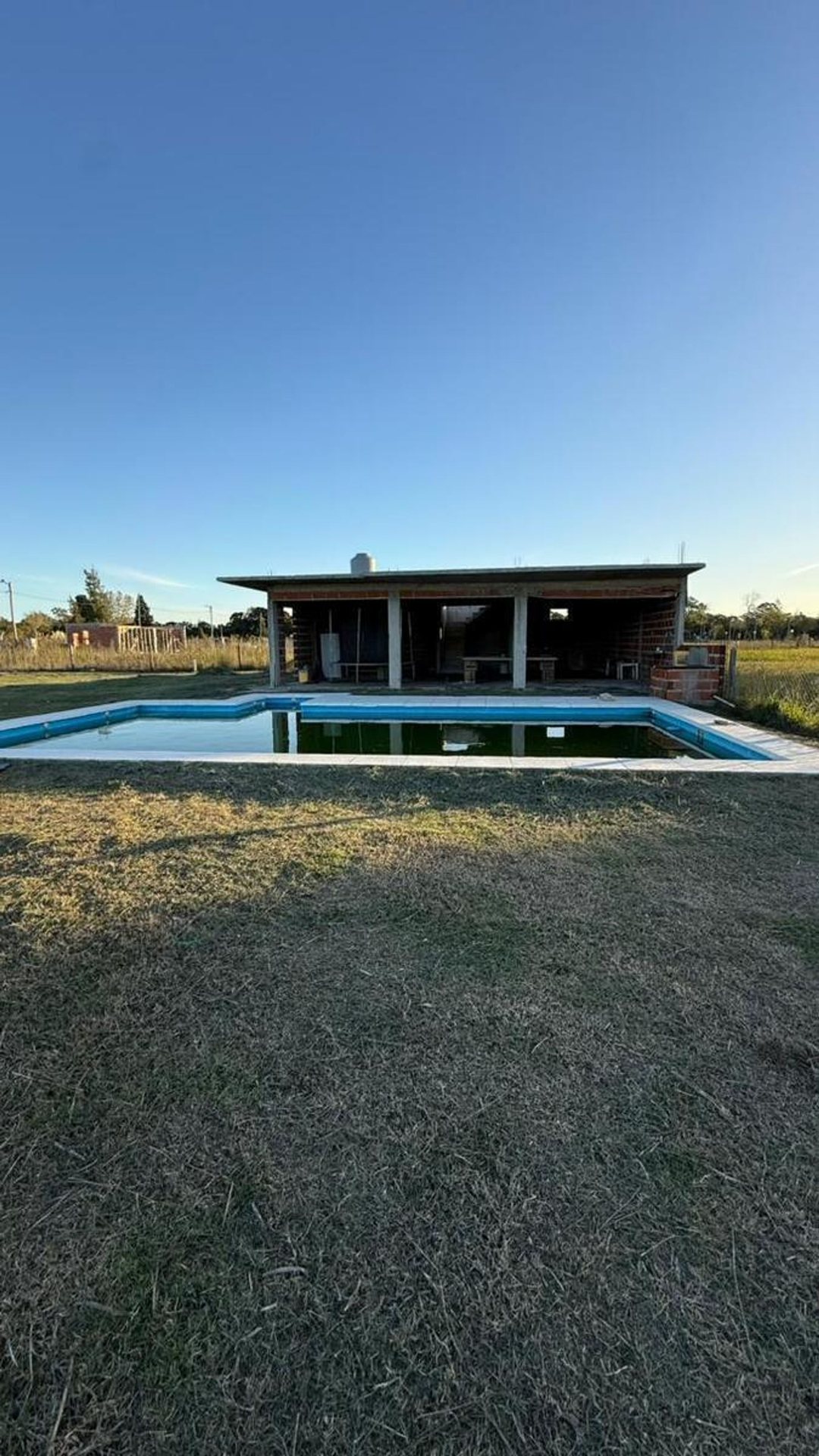CASA EN VENTA A TERMINAR - LONGCHAMPS