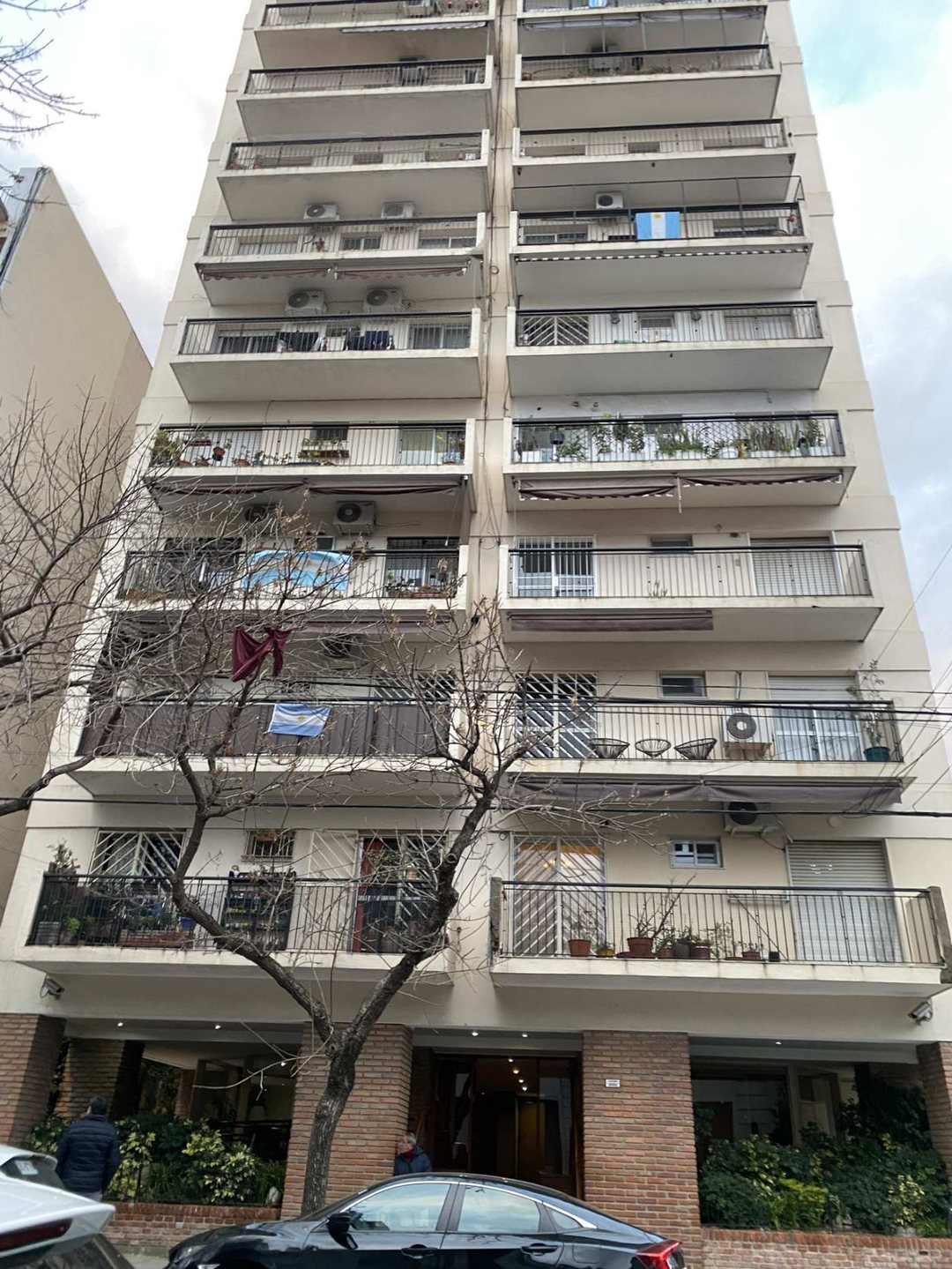 DEPTO 5 AMB EN VENTA COLEGIALES C/COCHERA Y PATIO