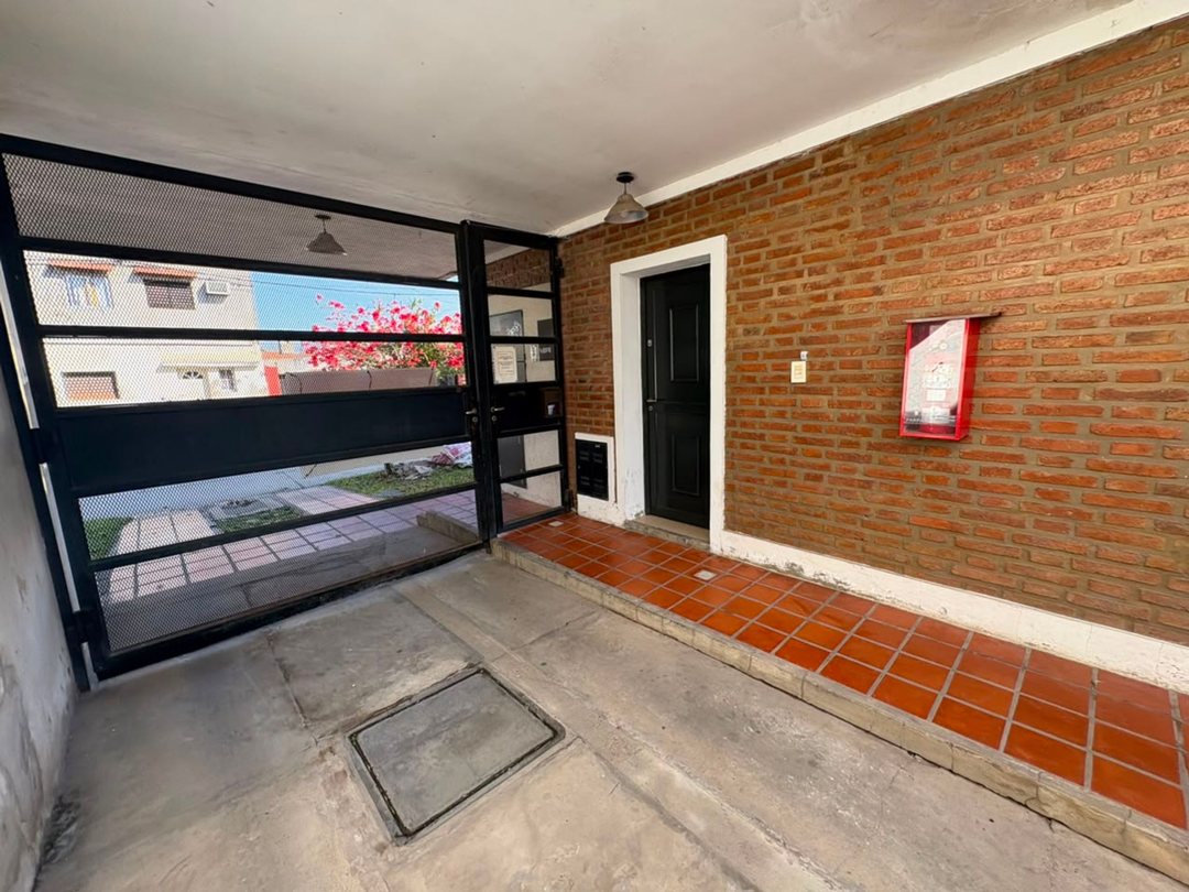 SE VENDE DUPLEX 2 DORM + COCHERA, SARGENTO CABRAL