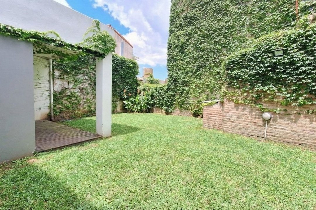 VENTA casa tipo LOFT con jardín en BERNAL esquina