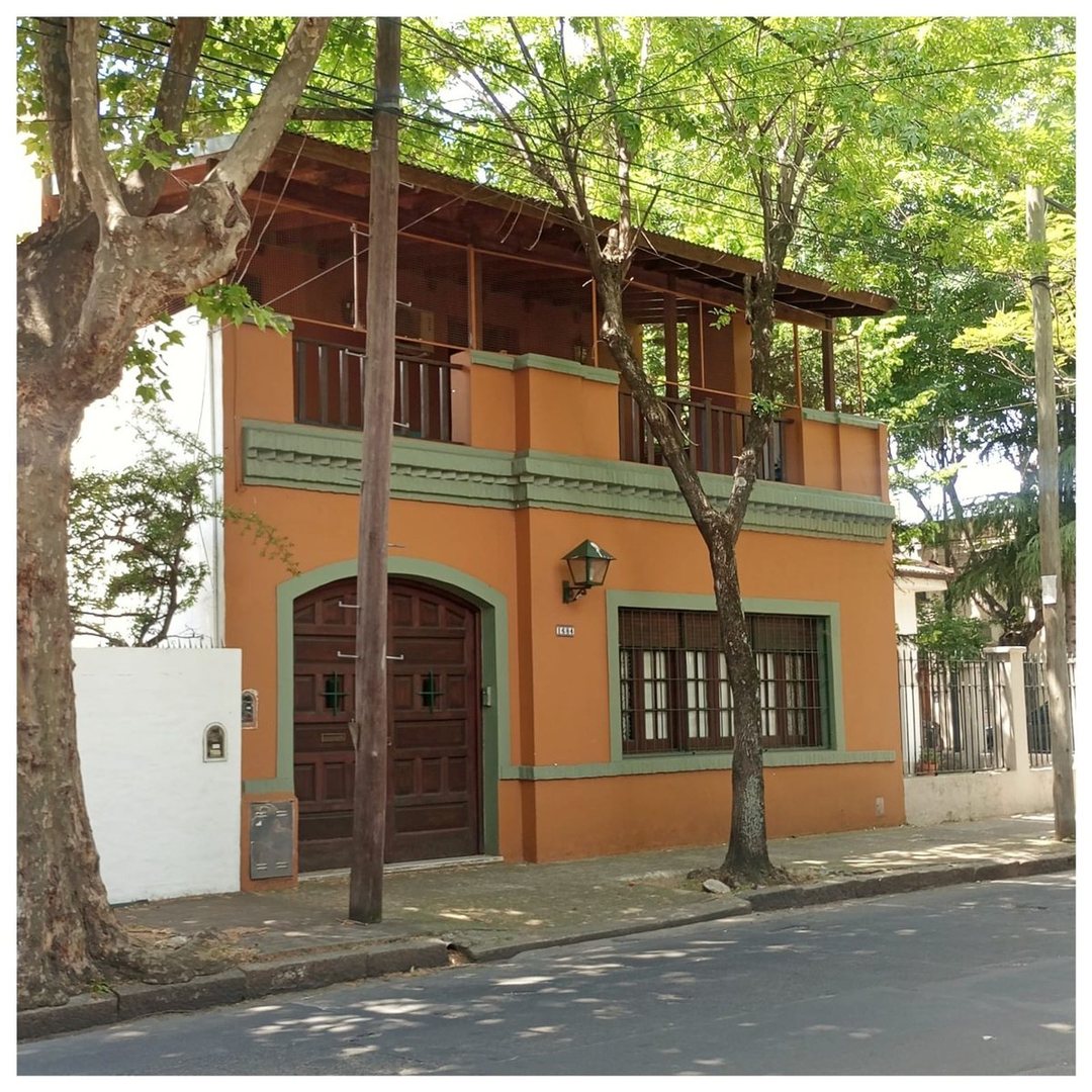 ALQUILER RESIDENCIAL. CASA ESTILO INGLÉS 6AMB.