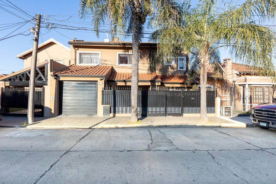 VENTA CASA EN CIUDAD JARDIN 5 AMBIENTES - PERMUTA