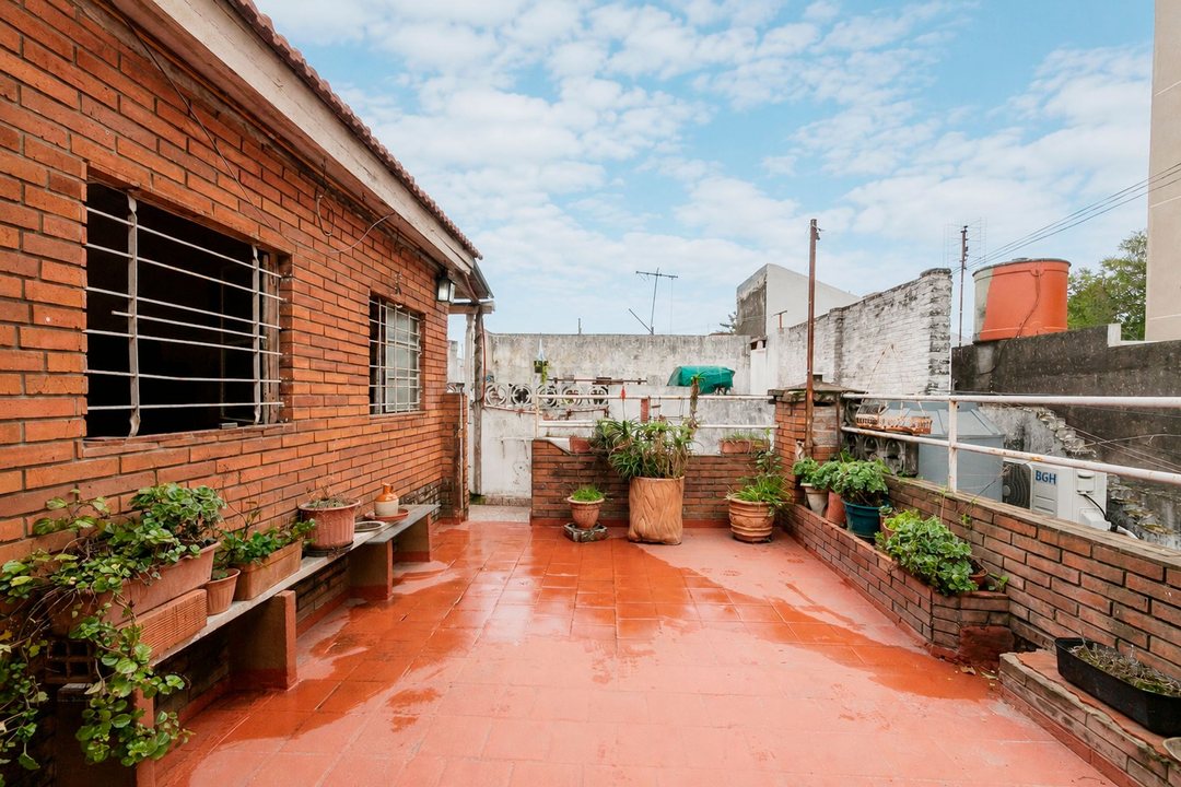 PH 3 AMB C/PATIO,QUINCHO-1 CUADRA H.YRIGOYEN S/EXP