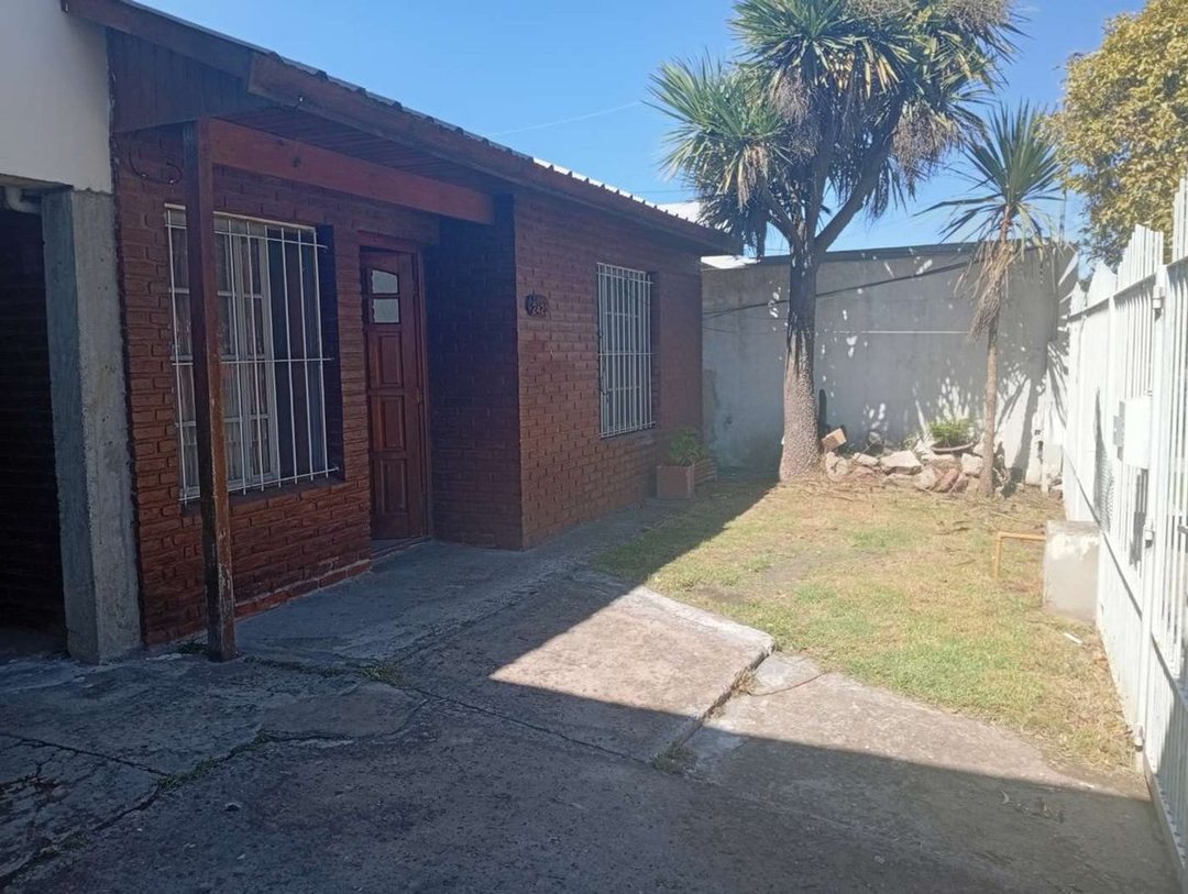 VENTA CASA MAS DOS  DEPARTAMENTOS  PUNTA MOGOTES
