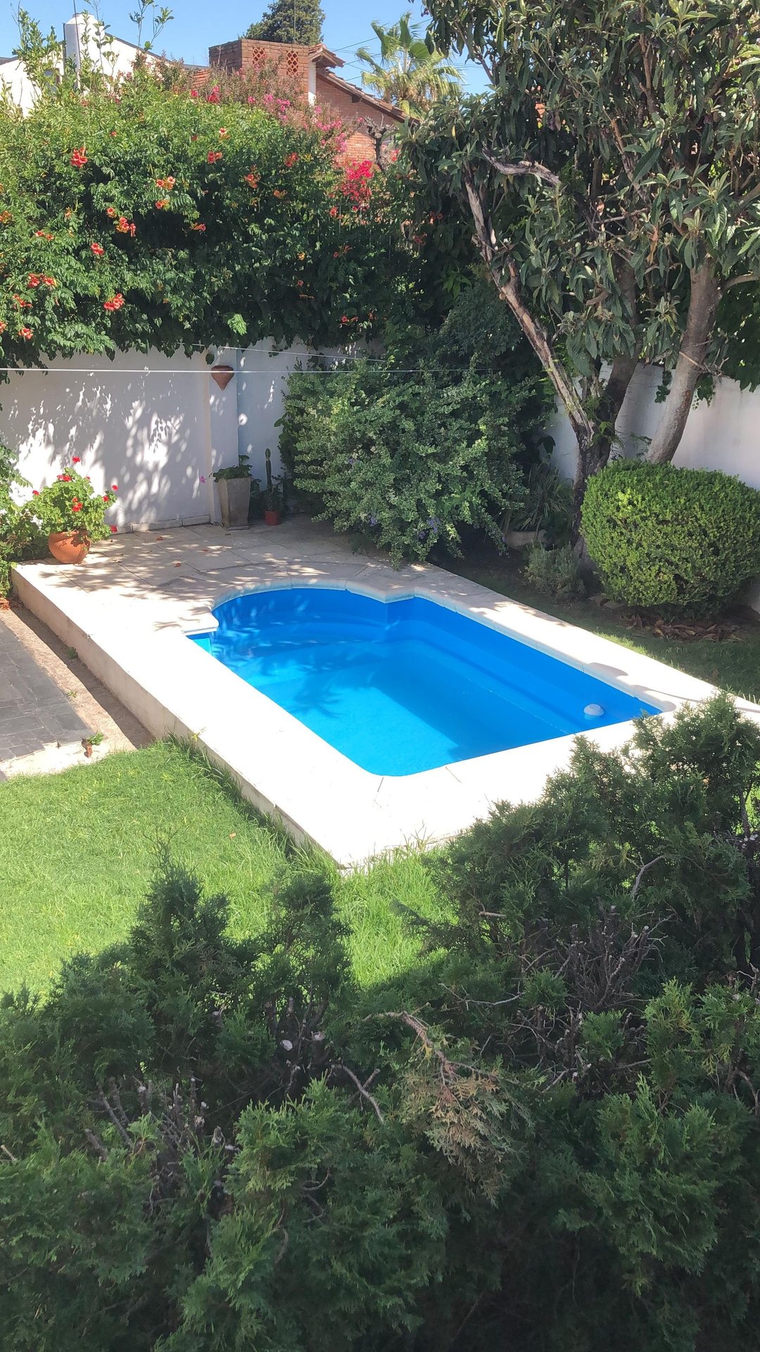 VENTA CASA MULTIFAMILAR CON ENTRADAS INDEP.