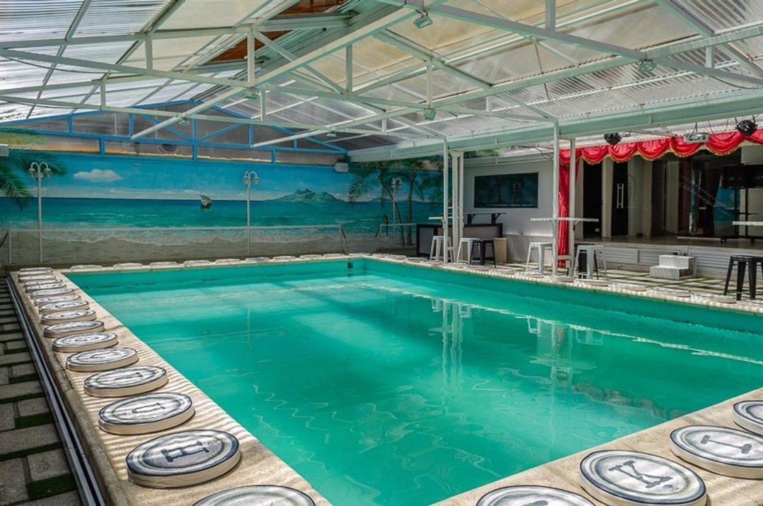 Oficina/Salón de Eventos Piscina 520 mts. Pileta!