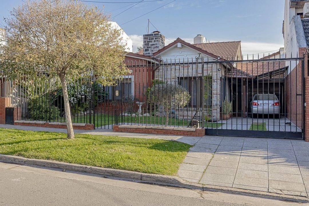 VENTA CASA C/ PISCINA JARDIN QUINCHO EN HURLINGHAM