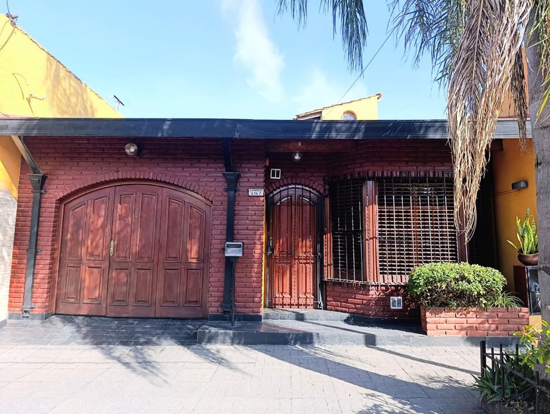 OPORTUNIDAD VENTA CASA V.LUGANO 4 AMBIENTES COCHER