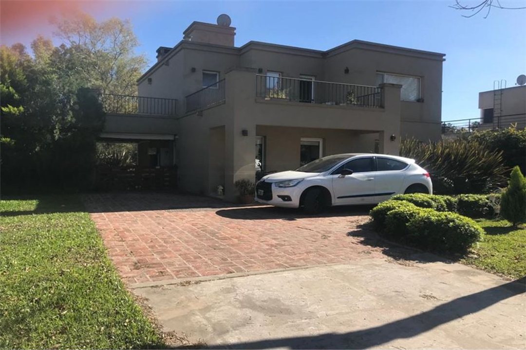 VENTA CASA 5 AMBIENTES CON PISCINA APTO CREDITO