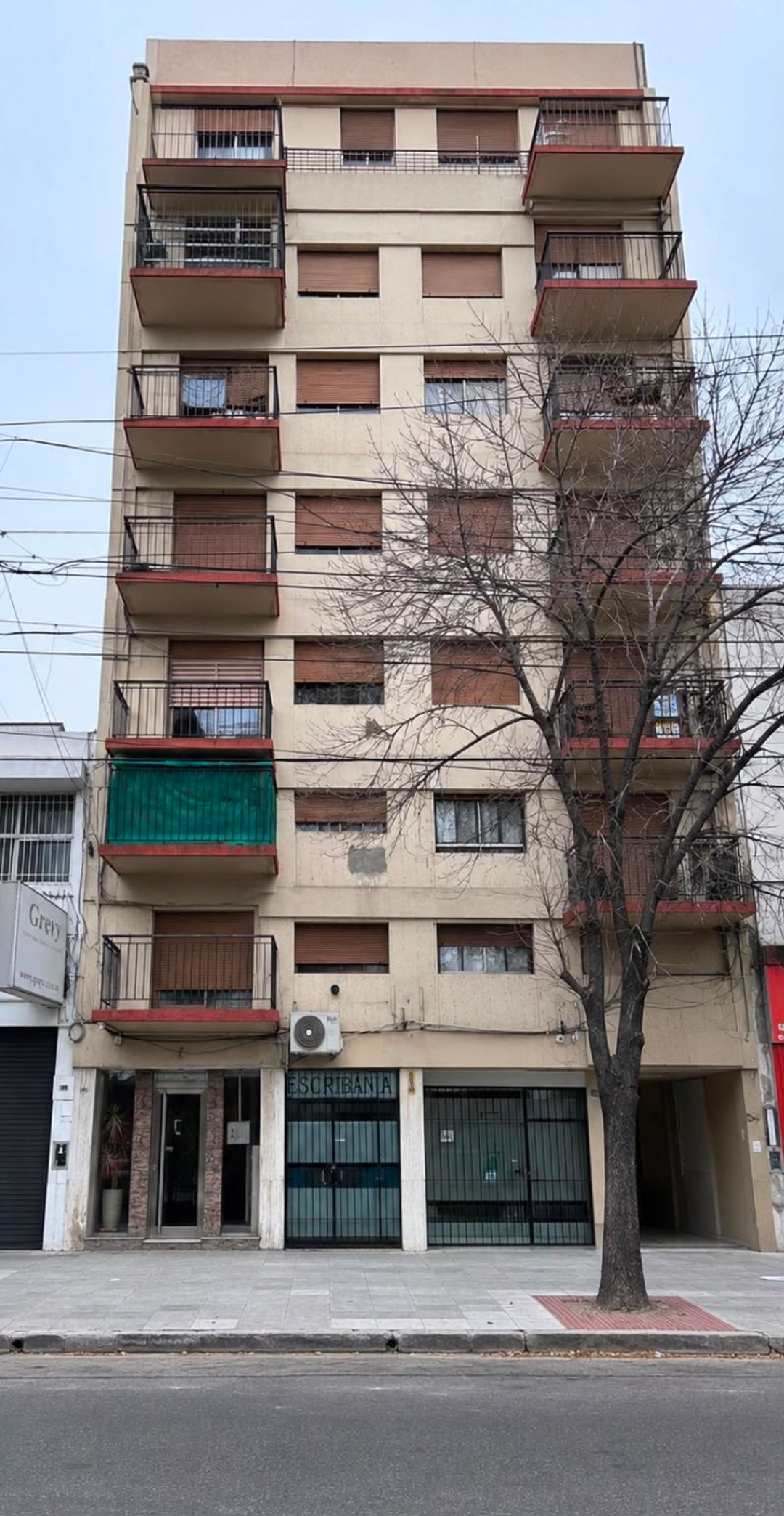 Alquier depto 2 amb. con balcón, Piso alto.