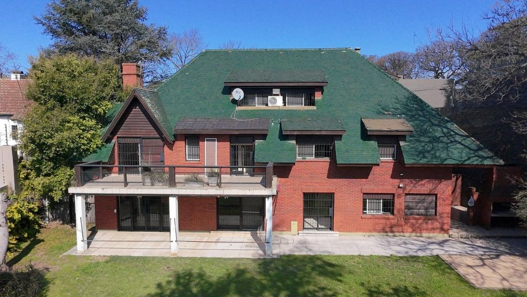 VENTA CASA ACASSUSO 7 AMBIENTES JARDIN PILETA