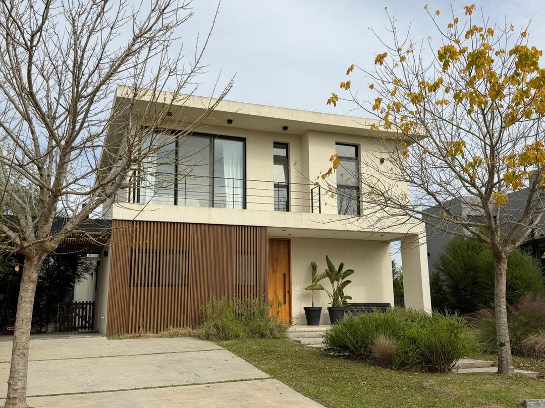 VENTA CASA 5 AMBIENTES PUERTOS ACACIAS CON PILETA