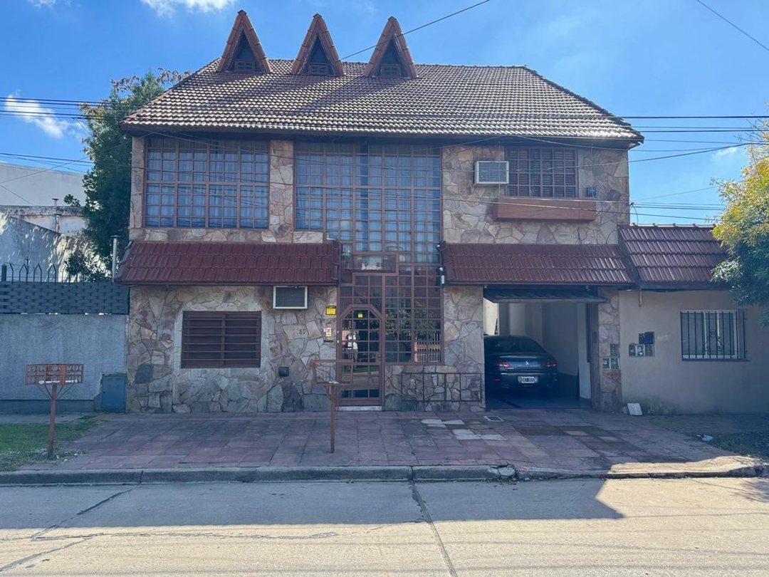 Venta casa de 6 ambientes, cocheras, PERMUTA HAEDO