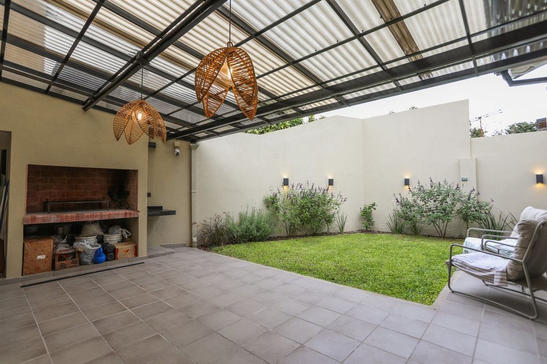 VENTA CASA 4 AMBIENTES C/ JARDIN Y COCH CARAPACHAY