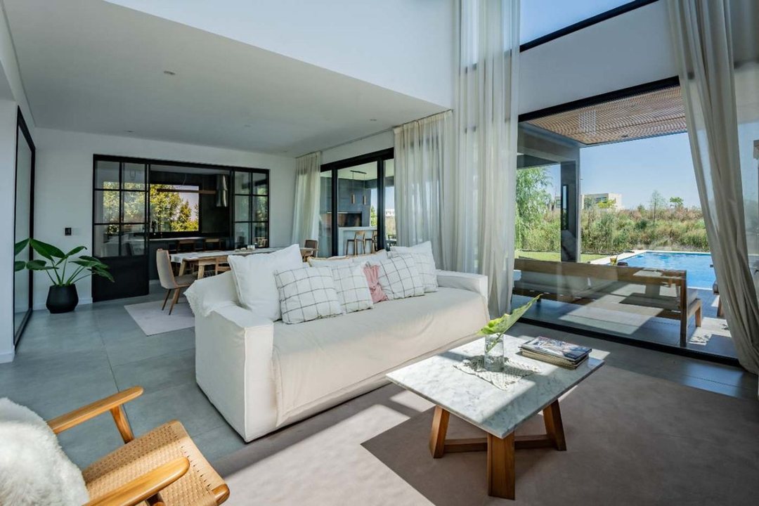 VENTA DE CASA EN COSTAS - PUERTOS DEL LAGO