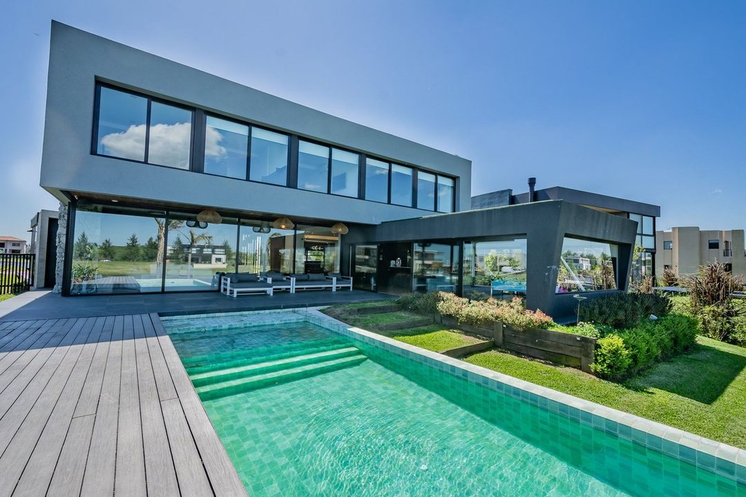 VENTA DE LUJOSA CASA AL RIO EN EL NAUDIR