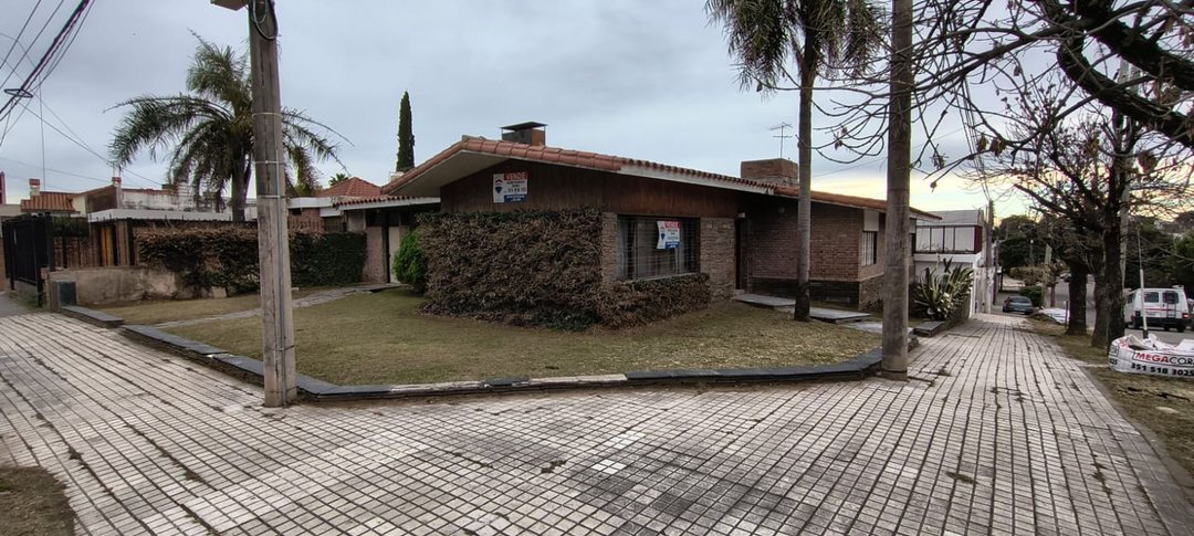OPORTUNIDAD INVERSORES CASA 240 M2 ALTAMIRA