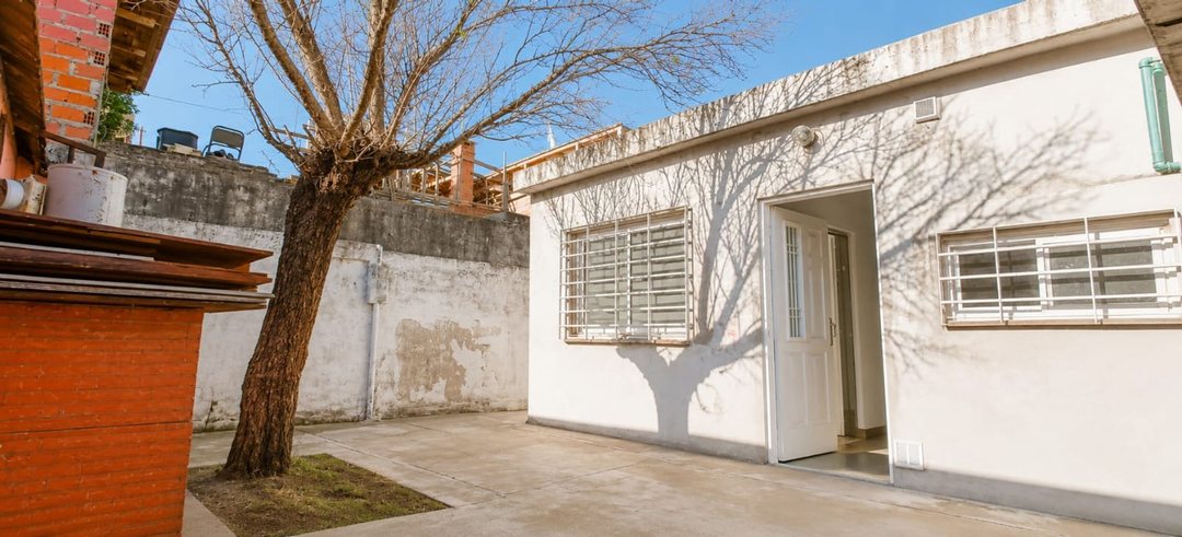 VENTA CASA 3 AMBIENTES CON LOCAL MORÓN