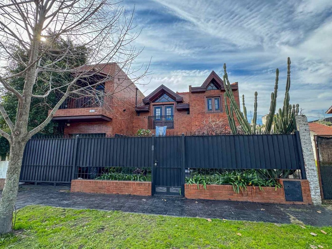Casa 4 Dormitorios c Pileta Adrogué, Apta Crédito