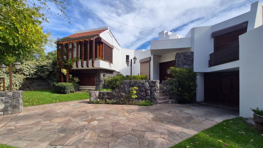 MAGNIFICA CASA EN VENTA EN CIUDAD DE MENDOZA