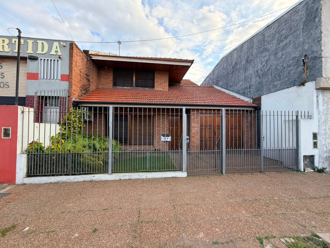 CASA 4 AMB/COCHERA/QUINCHO/OPCION 2° PROP DE 2 AMB