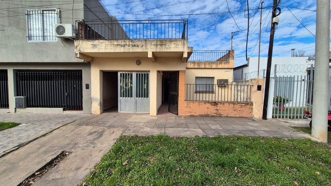 VENTA CASA 2 DORM COCHERA PATIO EN GUADALUPE OESTE