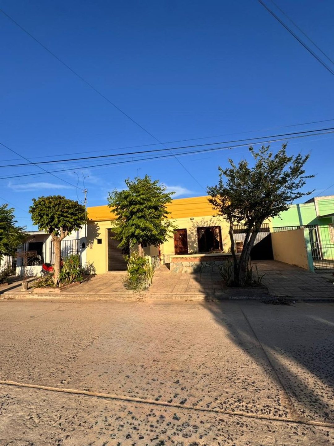 CASA EN  VENTA A METROS DE LA AV SARMIENTO, GOYA