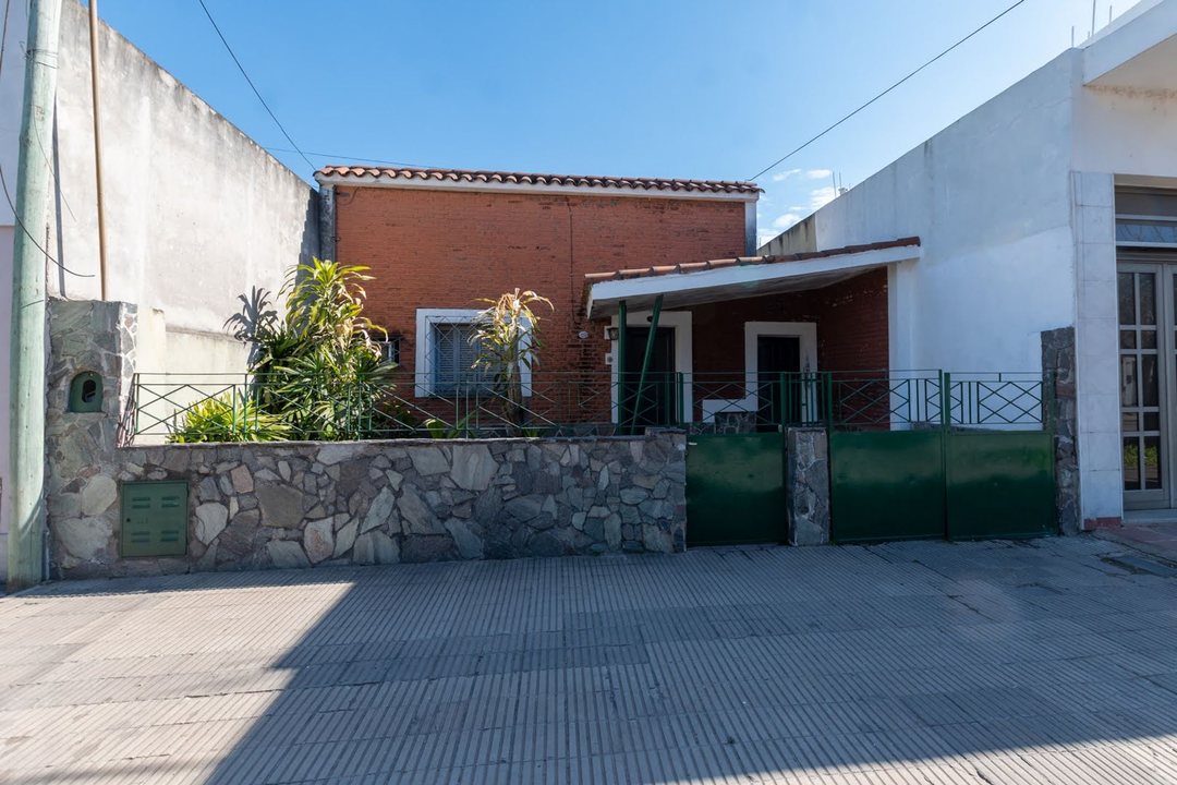 Casa de 3 dormitorios con patio. Apta crédito