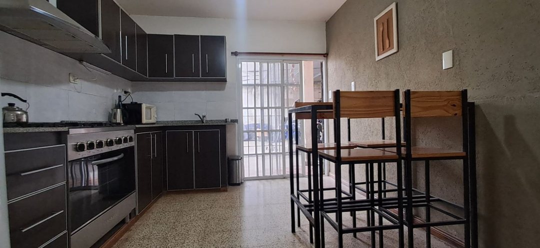 CASA 4 AMBIENTES, JARDIN, GALERIA CUBIERTA.