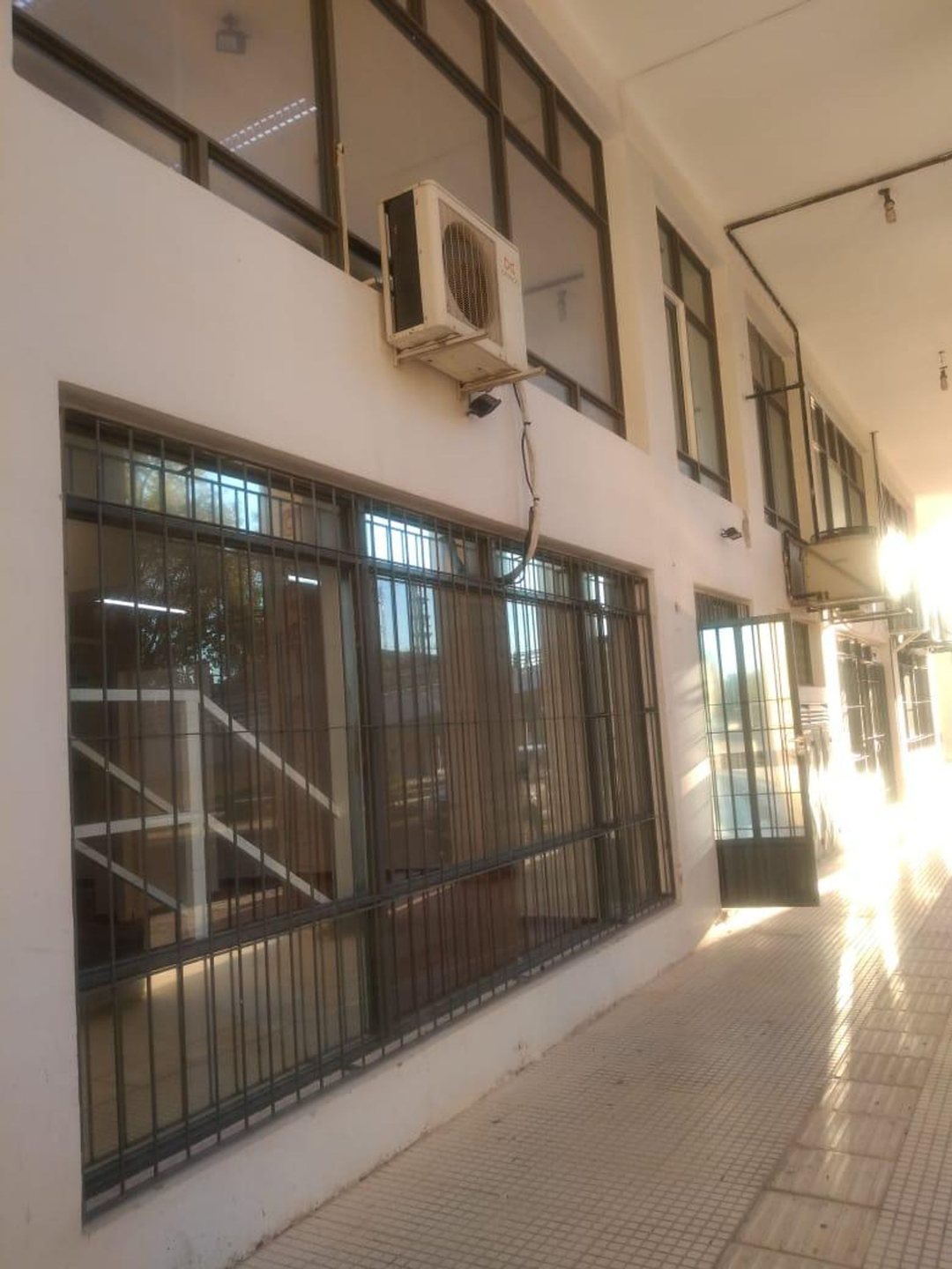 Alquiler de local comercial sobre av. Ilia