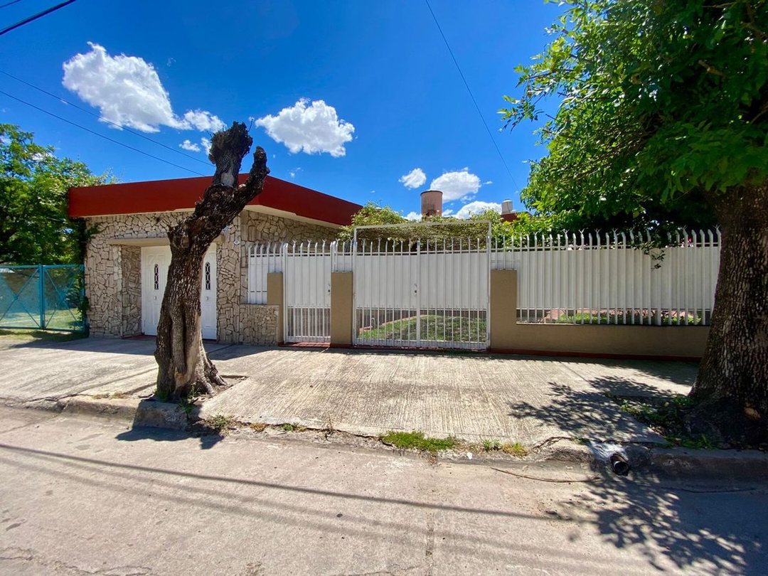 VENTA DE HERMOSA CASA 5 AMBIENTES EN VILLA CELINA