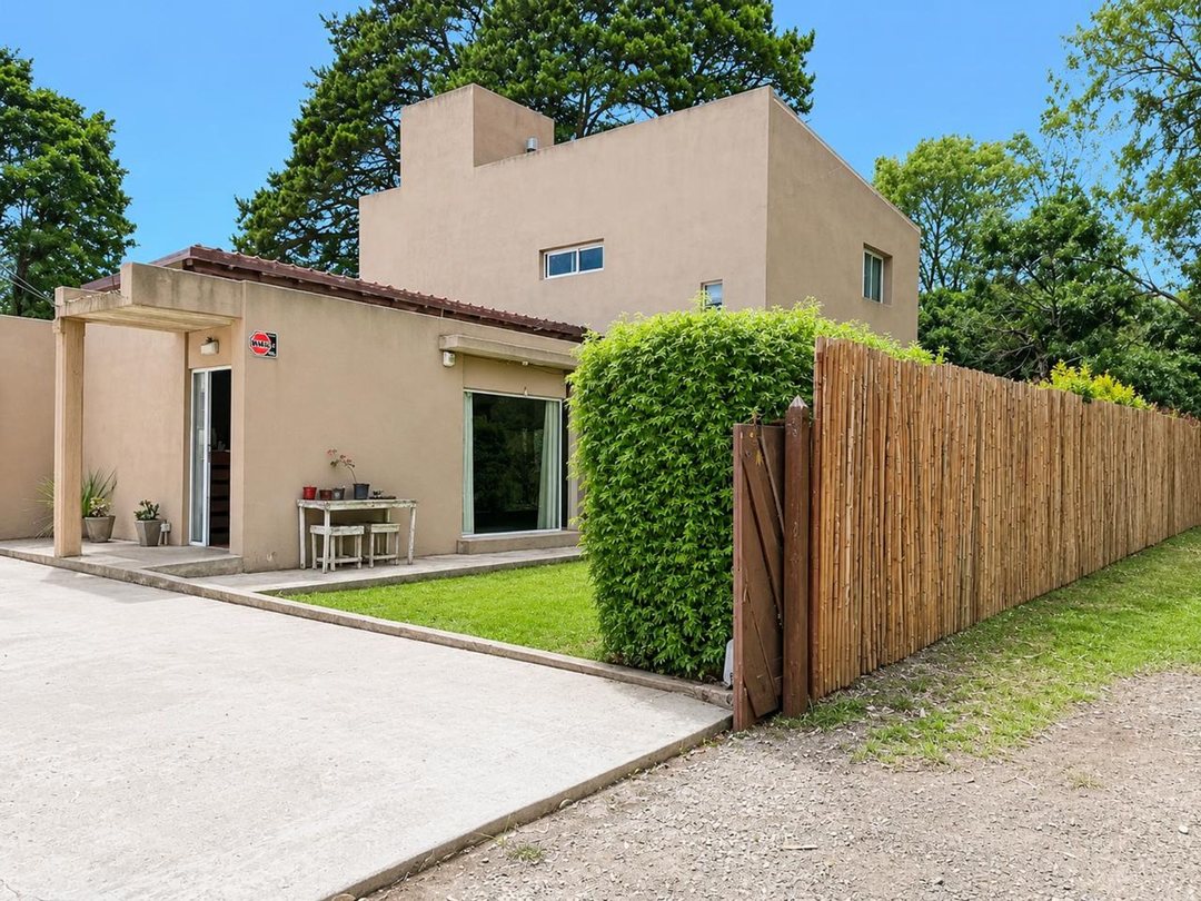 Venta casa 5 ambientes zona Colina Alegre