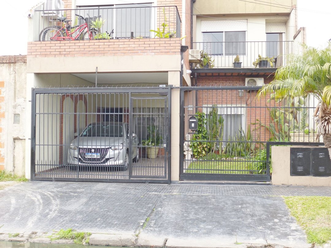 CASA 5 amb 2 plantas Cochera  Lanus Oeste