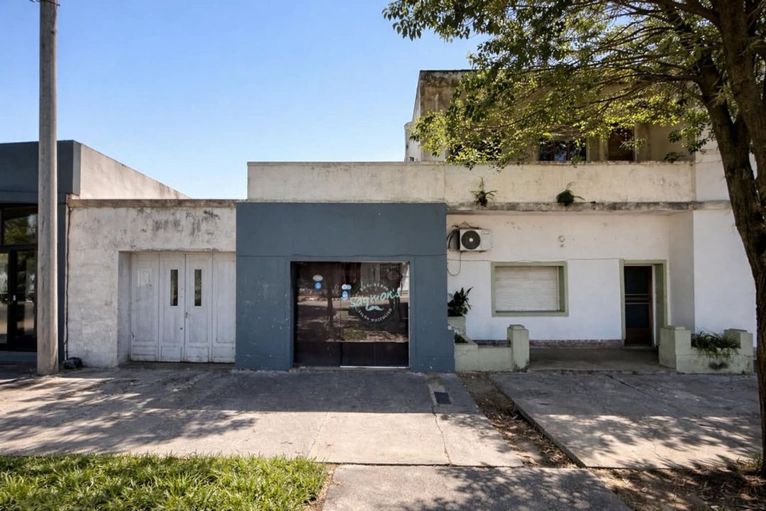 En Venta Casa de Dos Plantas con Local Comercial