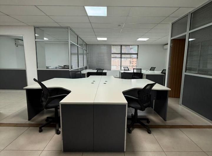 Oficina comercial · 144m² · 4 Ambientes · 2 Cocheras