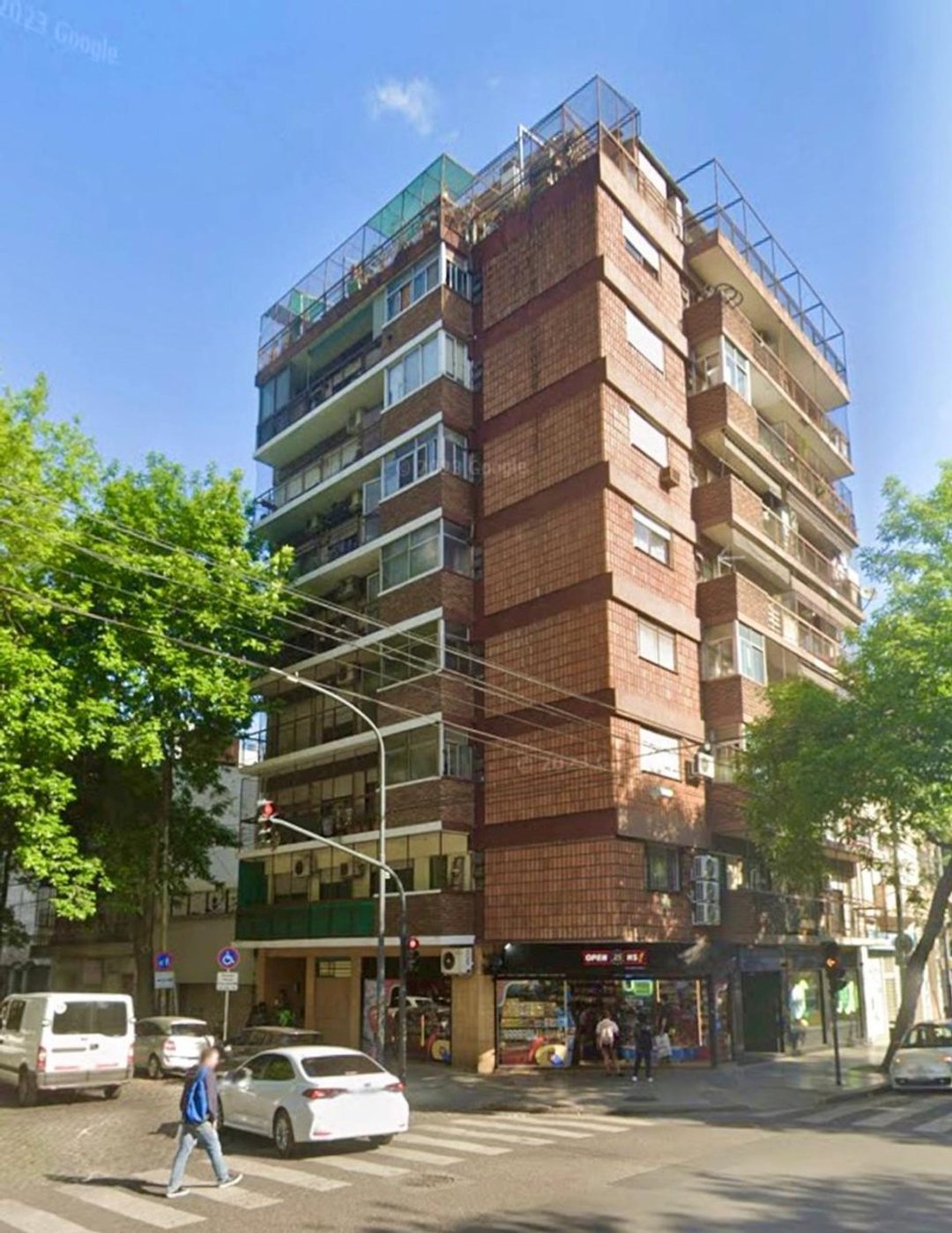 VENTA DE PISO 4 AMB. REFACCIONADO - COLEGIALES