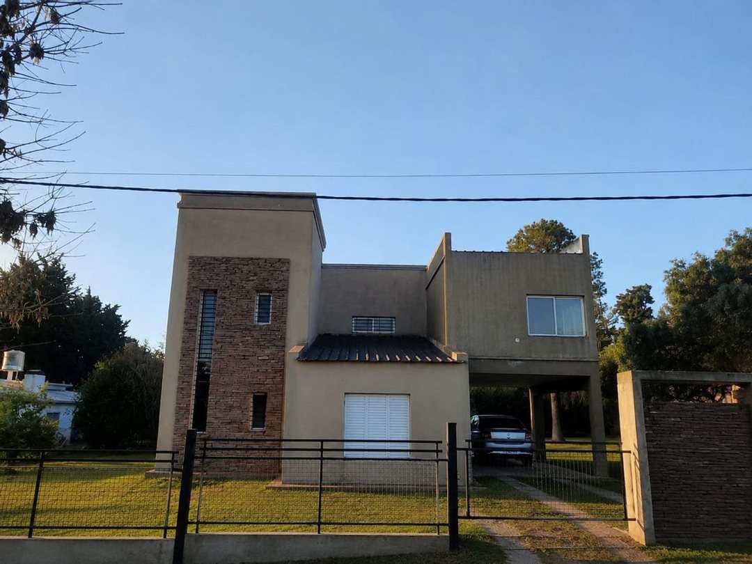 Casa 4 dorm - Pileta - Barrio Las Acacias